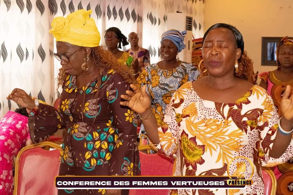 Image des femmes en adoration à la COnférence des Femmes Vertueuses_Ministère de Réveil REtour à la parole-Bénin